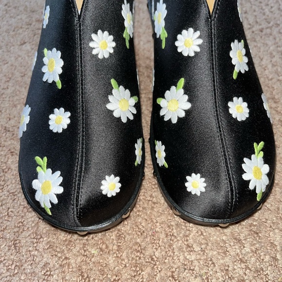 Sleeper Matilda Daisies Embroidered Clogs in Black Size 7 - Picture 8 of 12